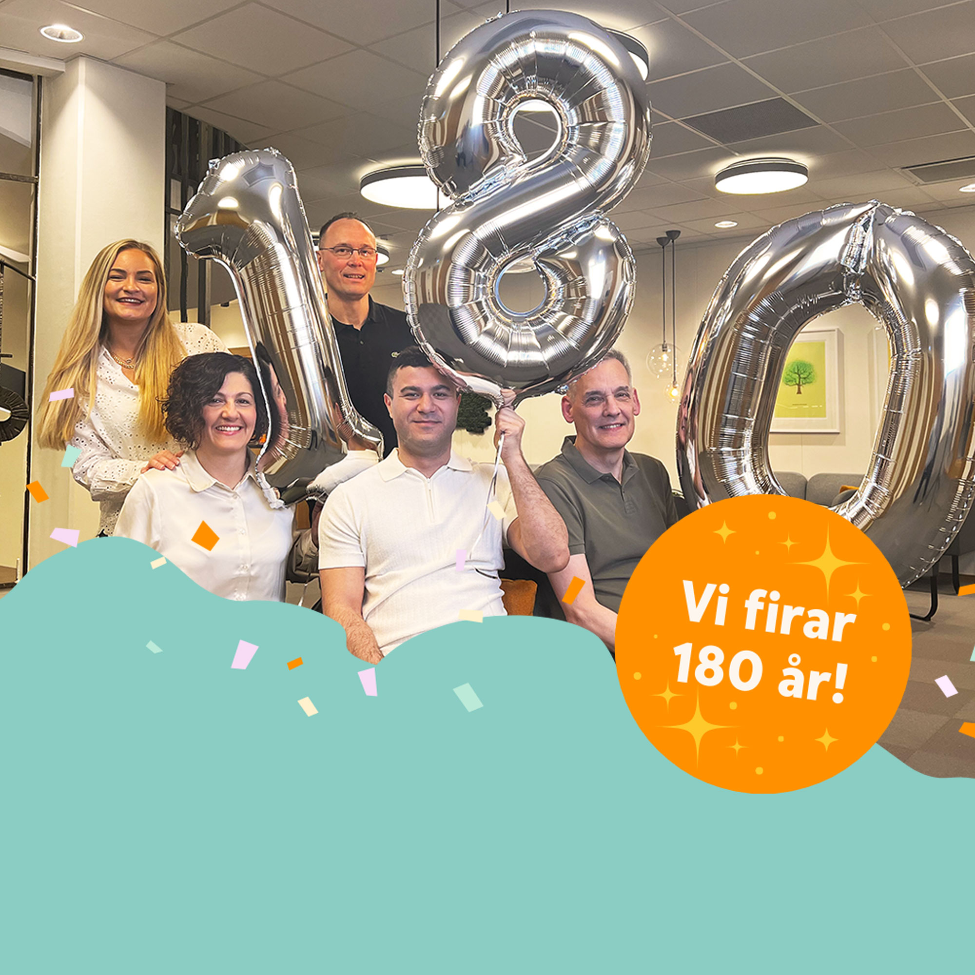 En grupp glada människor som håller i ballonger formade 180.